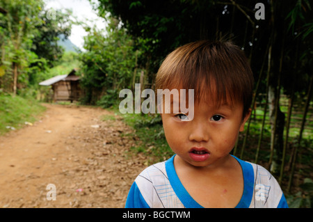 Laos; Dorf in der Nähe von Vang Vieng; Portrait eines lokalen jungen Stockfoto