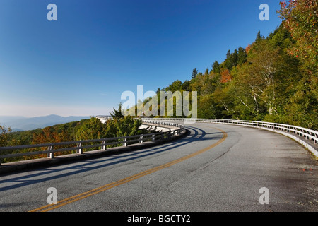 Linn Cove Viaduct auf dem Blue Ridge Parkway in North Carolina USA vista Road Low angle Empy Empy Leere mit Schutzgeländer niemand Hi-res Stockfoto