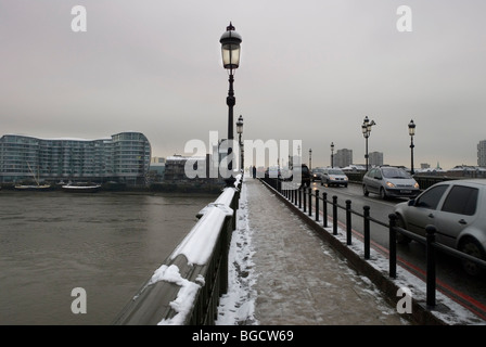 Battersea Bridge in London während der Rush Hour in den frühen Abendstunden mit Schnee Stockfoto