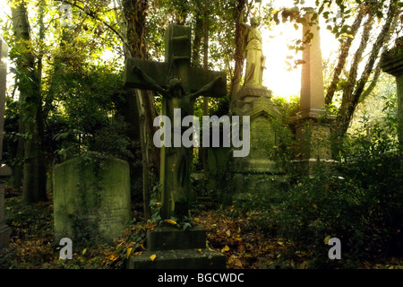 Grabsteine und Unterholz in Highgate Cemetery in London England UK Stockfoto