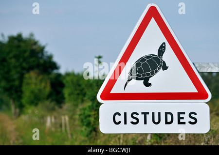 Warnzeichen / Verkehr Zeichen für europäische Teich Sumpfschildkröten / Schildkröte / Schildkröten (Emys Orbicularis), die Straße überqueren, La Brenne, Frankreich Stockfoto