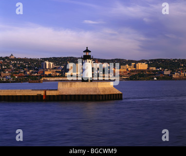 MINNESOTA - Duluth Hafen Nord Wellenbrecher Leuchtturm im oberen See. Stockfoto