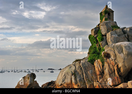 Kapelle auf dem Felsen La Sentinelle in Port-Blanc, Côtes-d ' Armor, Bretagne, Frankreich Stockfoto