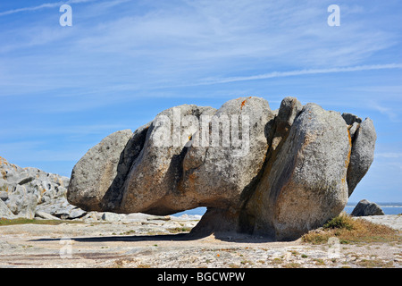 Ausgewaschene Felsformationen von Wind-Erosion an der Küste in Saint-Guénolé, Finistère, Bretagne, Frankreich Stockfoto