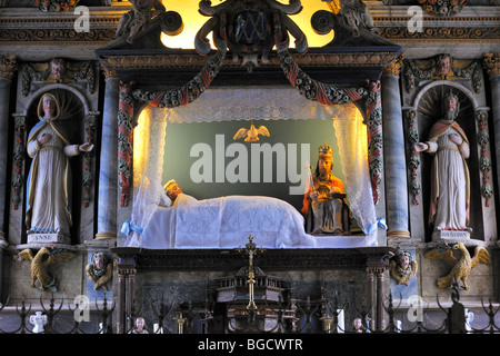 Innenraum der Kapelle Chapelle De La Vierge Couchée mit schlafen Jungfrau Maria im Bett, Le Yaudet, Côtes-d ' Armor, Bretagne, Frankreich Stockfoto