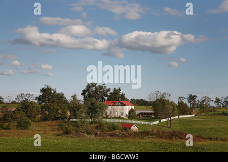 Kolonialgebäude und eine Farm in Kentucky in den USA US-Landschaft Wolkenlandschaft blauer Himmel nichts Nordamerika US-Alltag Alltag horizontal Hi-res Stockfoto