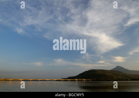 Laos; Champasak Provinz; Pakse; Die Lao japanische Brücke über den Mekong Fluss bei Sonnenuntergang Stockfoto