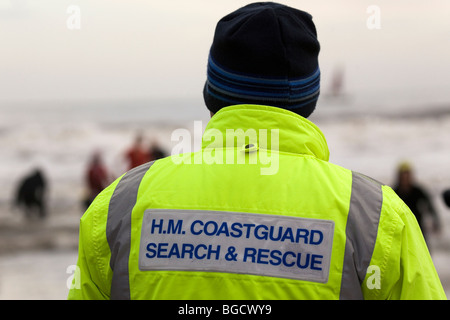 Mitglied des HM Coastguard Suche und Rettung trägt eine hohe Sichtbarkeit Jacke auf Seaburn Beach, England. Stockfoto