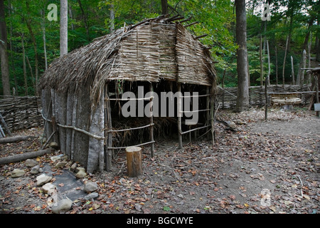 Indianische Monacan-Indianer Dorf in Natural Bridge Virginia in den USA USA Nordamerika US-amerikanischer Alltag Alltag Leben hoch aufres Stockfoto