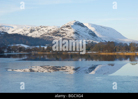 Ruder Crag spiegelt sich in dem eiskalten Wasser von Grasmere, Nationalpark Lake District, Cumbria, England UK Stockfoto