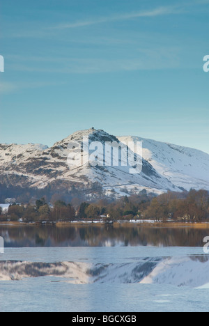 Ruder Crag spiegelt sich in dem eiskalten Wasser von Grasmere, Nationalpark Lake District, Cumbria, England UK Stockfoto