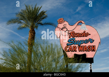 Auto-Waschanlagen-Zeichen in Palm Springs, Kalifornien Stockfoto