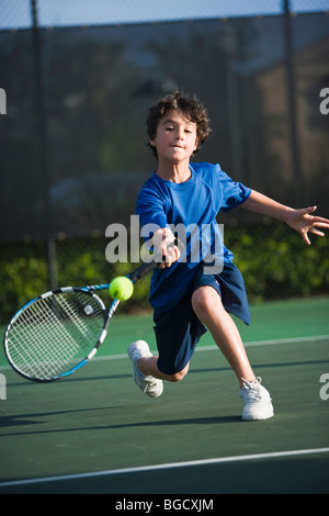 Junge (9-10) Tennis spielen, Miramar, Florida, USA Stockfoto