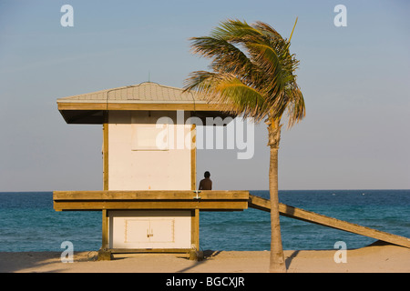 Junge sitzt auf Rettungsschwimmer Haus, Hollywood Beach, Florida, USA Stockfoto