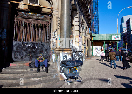 Obdachloser vor 190 Bowery Germania Bank Building, Lower East Side, Manhattan, New York City Stockfoto