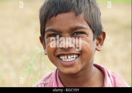 Glücklich lächelnd Indianerjunge Stockfoto