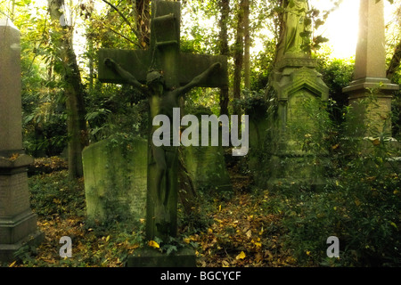 Grabsteine und Unterholz in Highgate Cemetery in London England UK Stockfoto