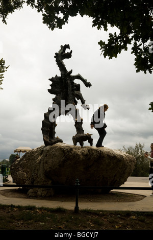 Wawel-Hügel: feuerspeiender Drache vom Bildhauer Bronislaw Chromy, am Ausgang der Höhle unter der Burg Wawel. Krakau, Polen Stockfoto