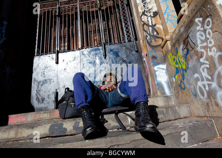 Obdachloser vor 190 Bowery Germania Bank Building, Lower East Side, Manhattan, New York City Stockfoto