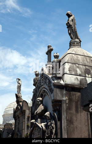 Statuen und Skulpturen schmücken die Gräber im Friedhof von Recoleta, Buenos Aires, Argentinien Stockfoto