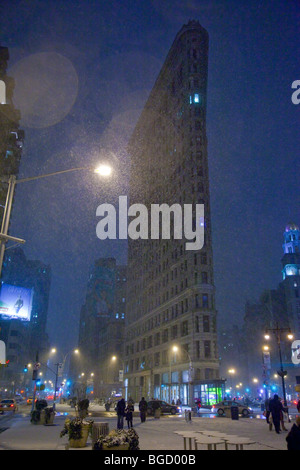 Flatiron Building während eines Schneesturms in Manhattan, New York City Stockfoto