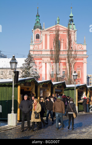 Weihnachten steht richten Sie entlang des Flusses Ljubljanica in der Altstadt von Ljubljana, Slowenien. Stockfoto