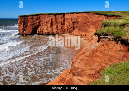 Rote Klippen von La Belle Anse, Ile du Cap Aux Meules, Iles De La Madeleine, Maritime Magdalen Inseln, Quebec, Kanada, Nord Amer Stockfoto