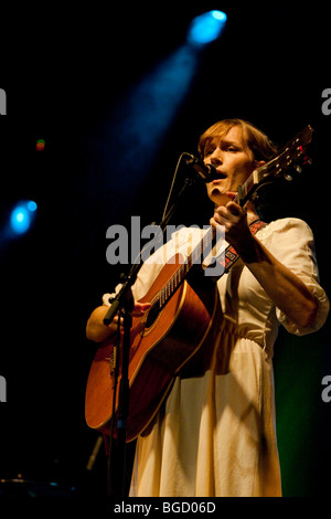 Der US-Singer-Songwriter Laura Gibson Leben in der Schueuer Concert Hall, Luzern, Schweiz Stockfoto