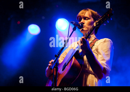 Der US-Singer-Songwriter Laura Gibson Leben in der Schueuer Concert Hall, Luzern, Schweiz Stockfoto