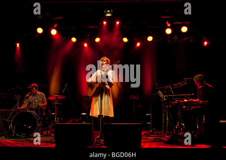 Der US-Singer-Songwriter Laura Gibson Leben in der Schueuer Concert Hall, Luzern, Schweiz Stockfoto