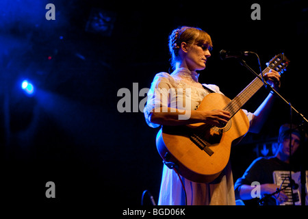 Der US-Singer-Songwriter Laura Gibson Leben in der Schueuer Concert Hall, Luzern, Schweiz Stockfoto