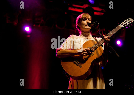 Der US-Singer-Songwriter Laura Gibson Leben in der Schueuer Concert Hall, Luzern, Schweiz Stockfoto