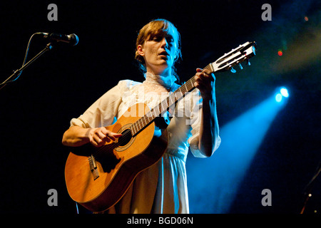 Der US-Singer-Songwriter Laura Gibson Leben in der Schueuer Concert Hall, Luzern, Schweiz Stockfoto