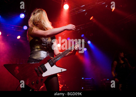 Klara Force, Gitarrist der schwedischen Allfrau Heavy-Metal-Band Crucified Barbara Leben in der Transilvania-Halle in Erstfeld, Stockfoto