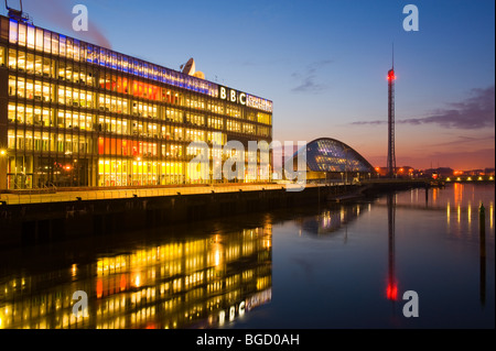 Glasgow Science Centre und Turm mit BBC Scotland Sitz im Vordergrund. Winter (Dezember) 2009. Stockfoto