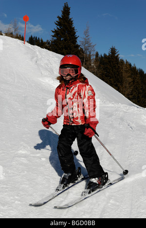 Kind, Skifahren, Skigebiet. Alpiner Skilauf mit Helm, safetyt Stockfoto