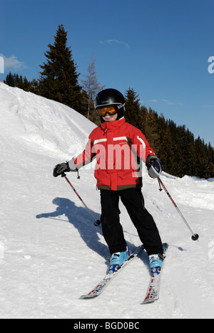 Kind, Skifahren, Skigebiet. Alpiner Skilauf mit Helm, Sicherheit Stockfoto