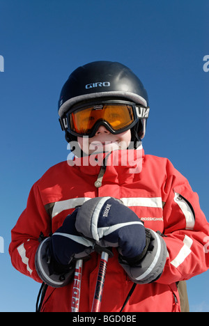 Kind, Skifahren, Skigebiet. Alpiner Skilauf mit Helm, Sicherheit Stockfoto