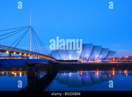 Glocken-Brücke und Glasgow SECC von Southbank des River Clyde, Glasgow, Schottland. Winter (Dezember) 2009. Stockfoto