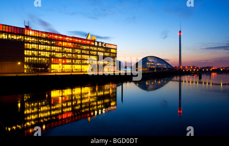 Glasgow Science Centre und Turm mit BBC Scotland Sitz im Vordergrund. Winter (Dezember) 2009. Stockfoto