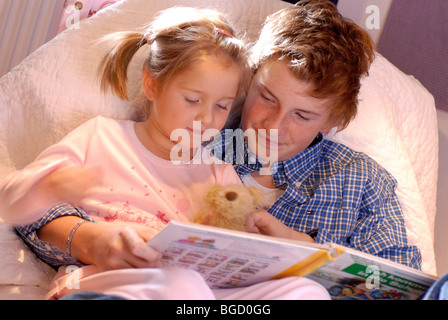 Bruder ist eine Gutenachtgeschichte zu seiner Schwester lesen. Stockfoto