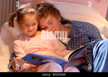 Bruder ist eine Gutenachtgeschichte zu seiner Schwester lesen. Stockfoto