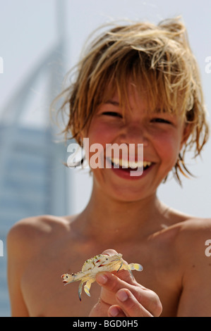 Kinder mit Krabben vor dem Burj Hotel al Arab, Dubai, Vereinigte Arabische Emirate, Naher Osten Stockfoto