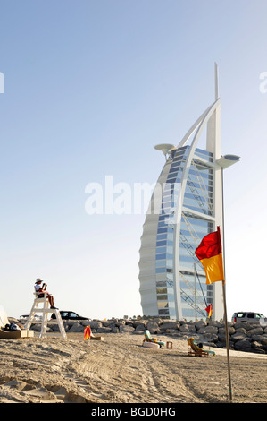 Strand Wache vor dem Burj Hotel al Arab, Dubai, Vereinigte Arabische Emirate, Naher Osten Stockfoto