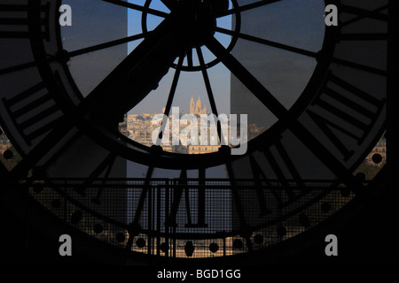 Blick durch das Ziffernblatt an der Fassade des Musée d ' Orsay in Richtung der Kirche von Sacré Coeur, Paris, Frankreich Stockfoto