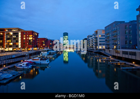 Moderne Luxus-Appartements in den Westhafen-Hafen mit direktem Bootsanleger und Blick auf der Westhafentower Wolkenkratzer, Westhafenpla Stockfoto