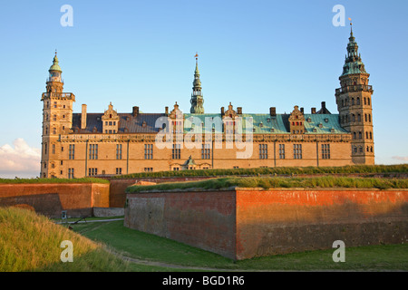 Das Renaissance Schloss Kronborg in Helsingør, Dänemark, in der Abendsonne ein Licht Nordic Sommer Nacht. Stockfoto