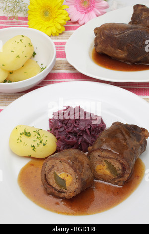 Gefüllte Rindsroulade mit Soße, Rotkohl und Salzkartoffeln Stockfoto