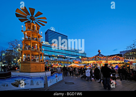 Weihnachtspyramide auf dem Weihnachtsmarkt vor dem Europa-Center-Gebäude, Breitscheidplatz Platz, Berlin, Deutschland, Eur Stockfoto