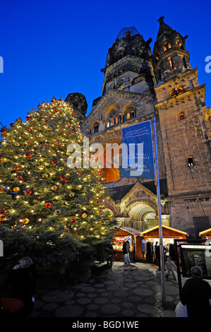 Weihnachtsmarkt vor der Kaiser-Wilhelm-Gedaechtniskirche-Gedächtniskirche, Breitscheidplatz-Platz, Berlin, Deutschland, Eu Stockfoto